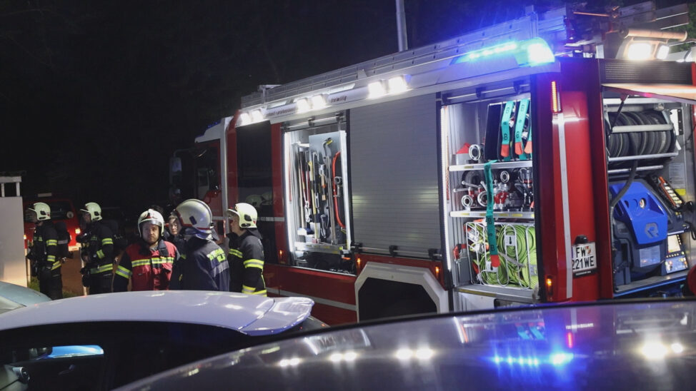 Größerer Einsatz der Feuerwehren bei Kellerbrand in einem Mehrparteienwohnhaus in Wels-Vogelweide